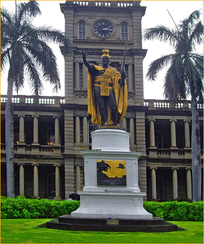 동상 정면 (알리이올라니 할레 전체 배경)